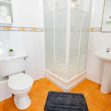 Spacious 4 Bedroom - Group Hub Lejlighed