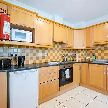 Spacious 4 Bedroom - Group Hub Lejlighed