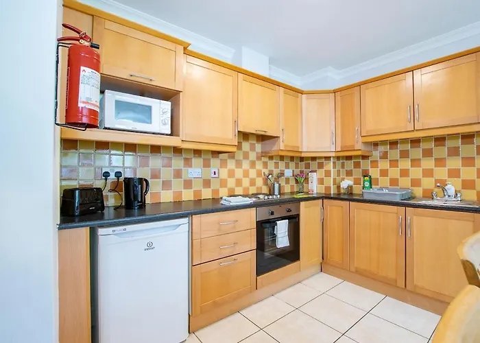 Spacious 4 Bed In Daire